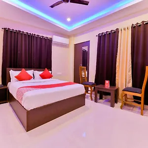 Hotel Oyo 16605 Royal Front